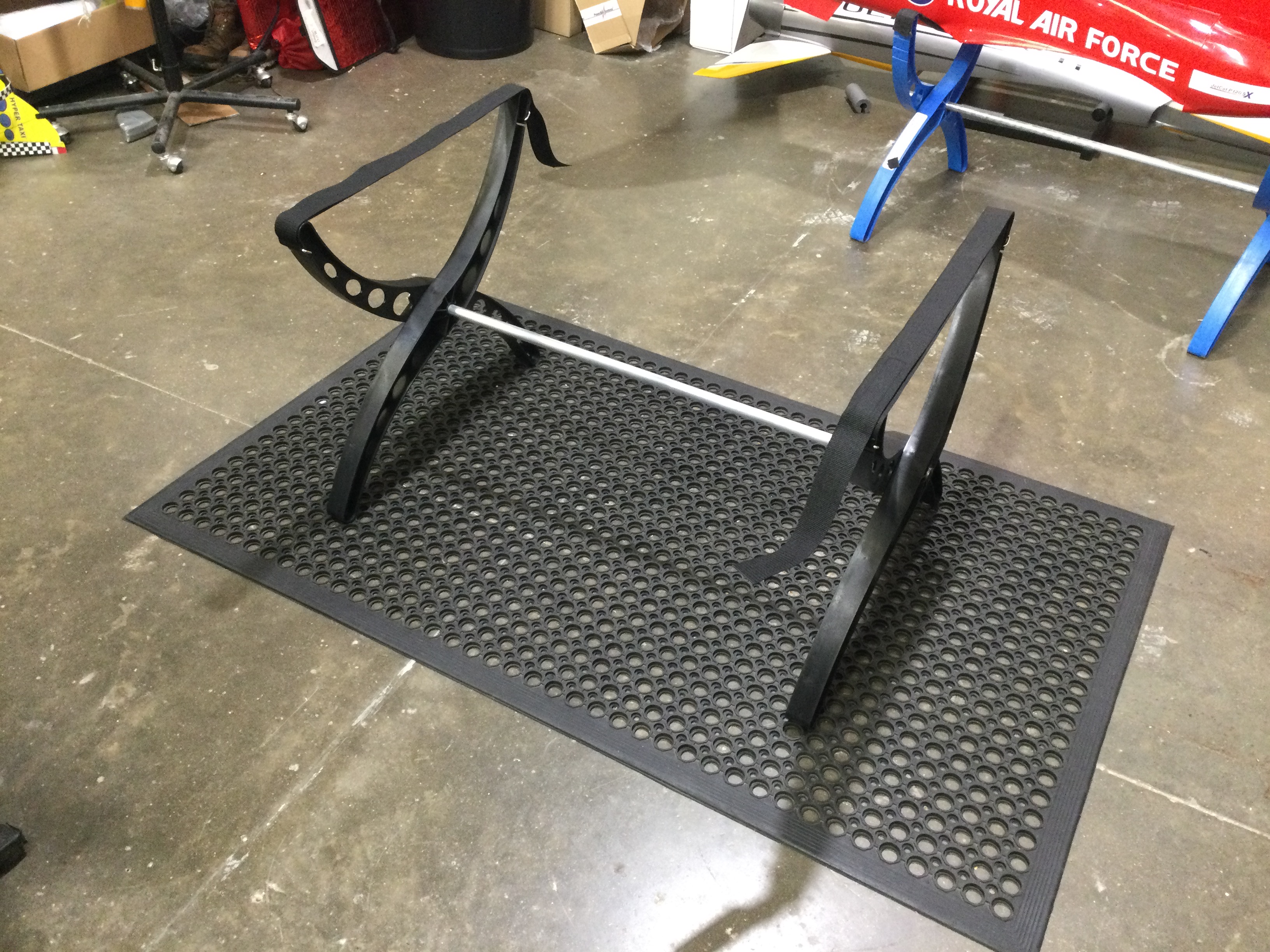 (image for) Folding model stand with carry bag